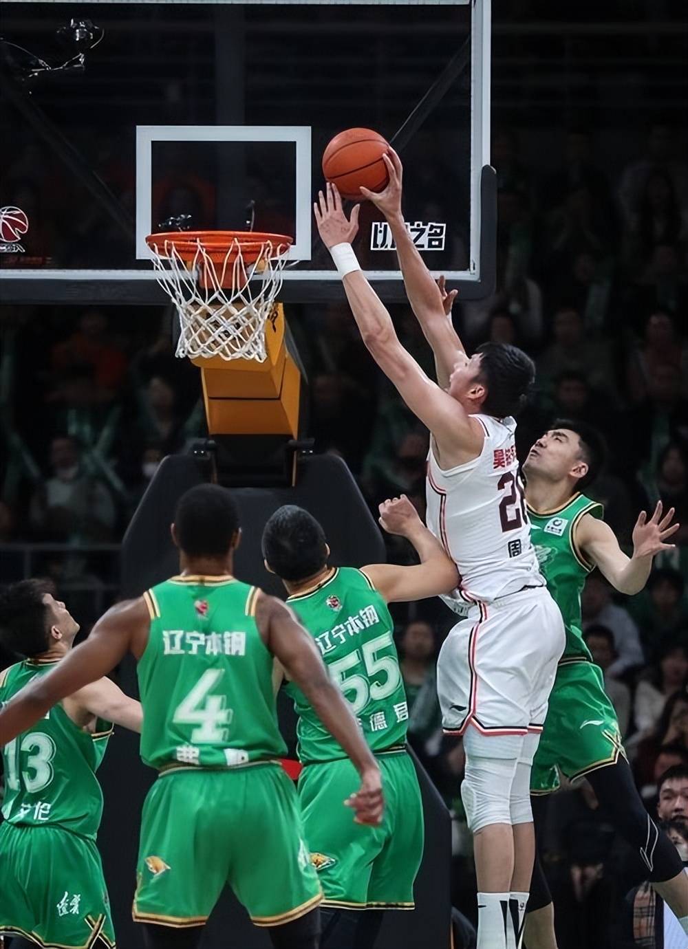 惊险连连！场上球员们奋力争胜令人屏息