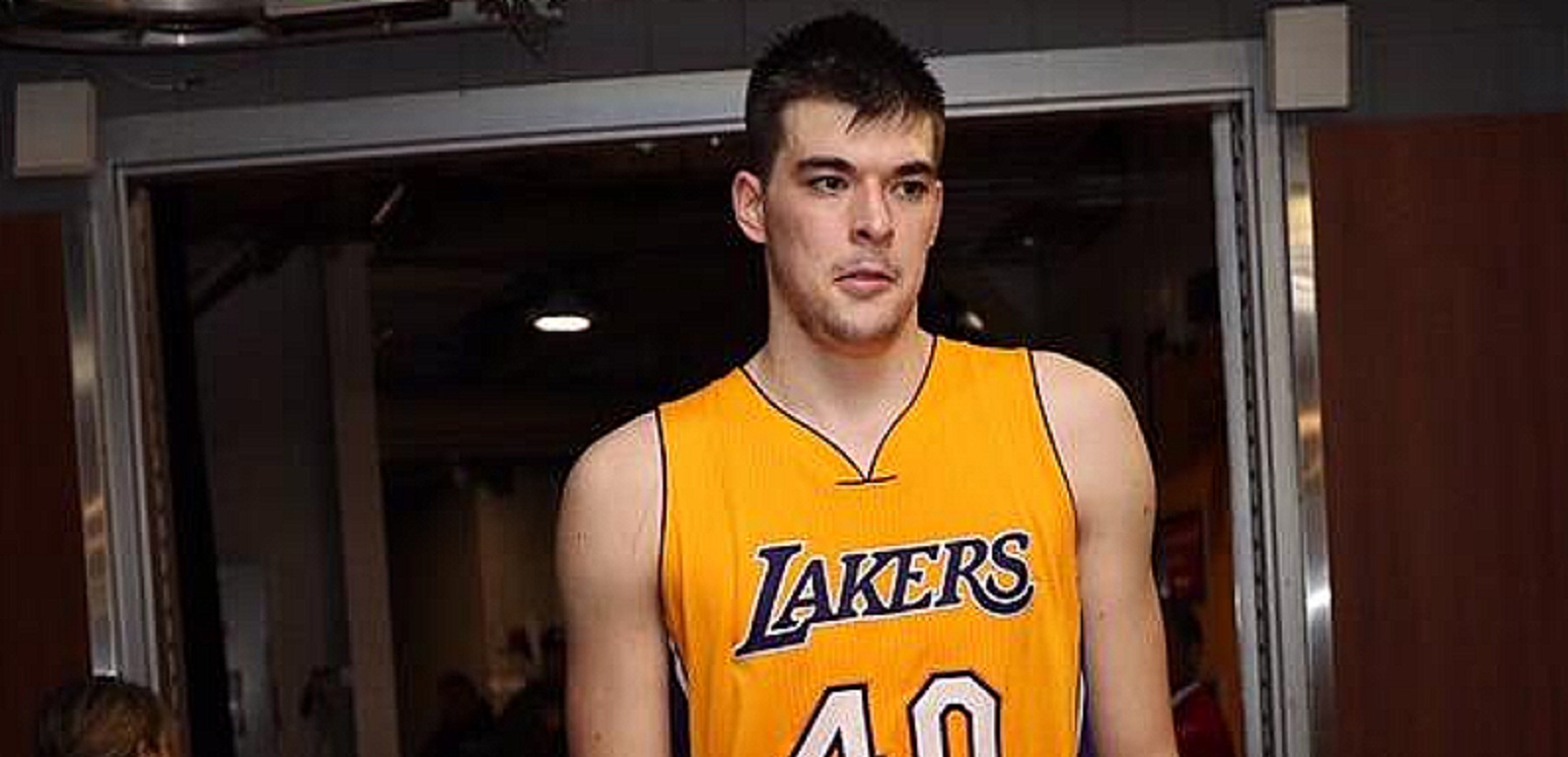 关于快船队将签下新秀霍维尔，加强内线阵容的信息