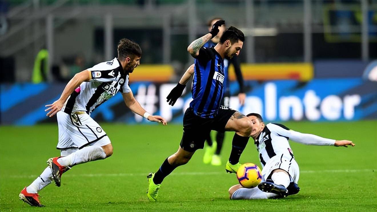 乌迪内斯后卫出色抢断反击，帮助球队取胜的简单介绍