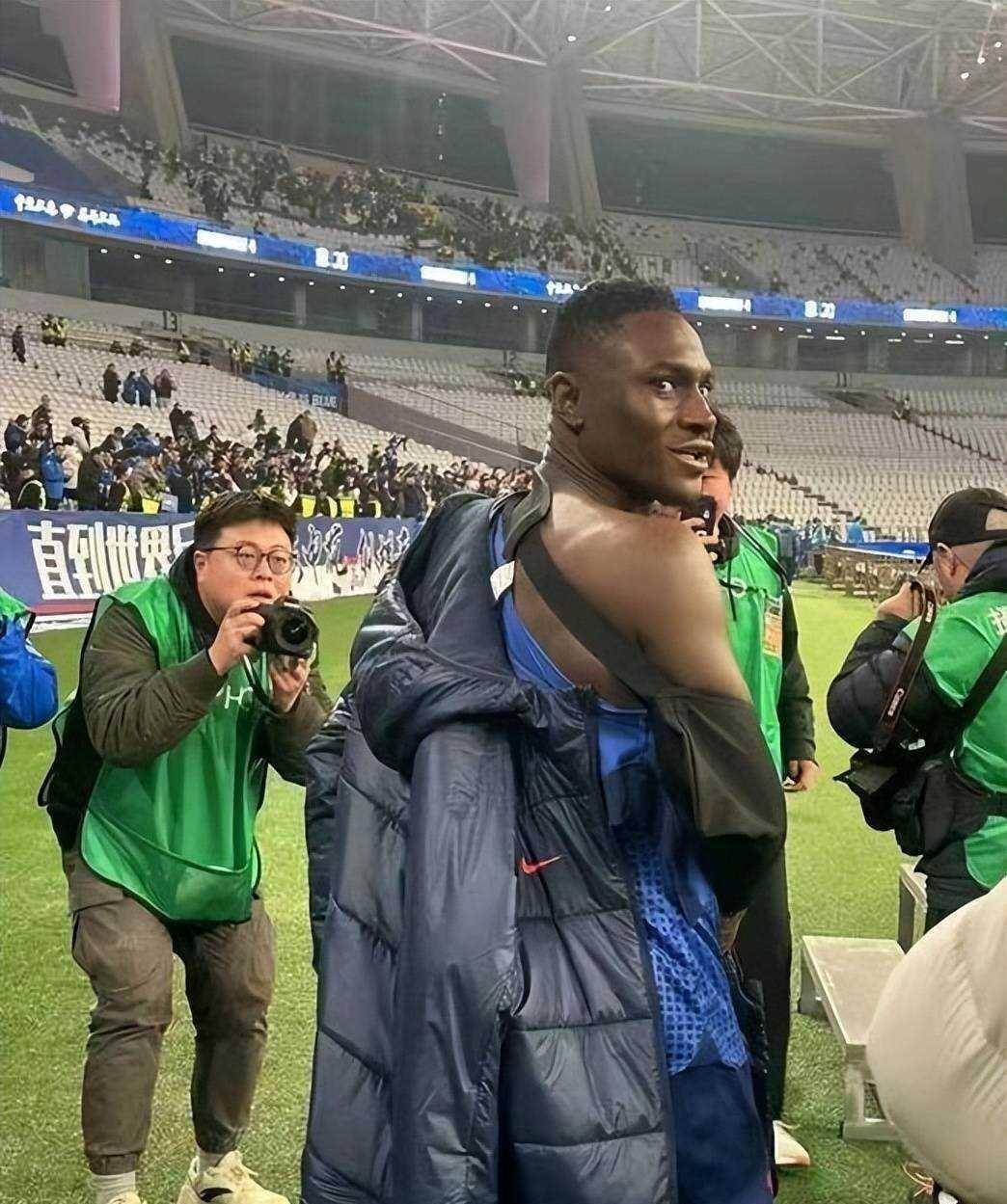 开云体育入口-外援巨星发挥全面，带领球队获胜