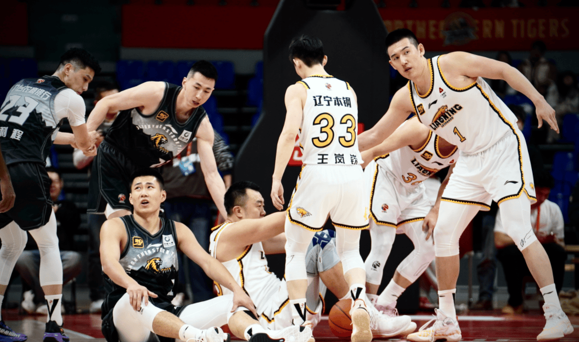 关于辽宁男篮球员斗志昂扬，拿下关键胜利的信息