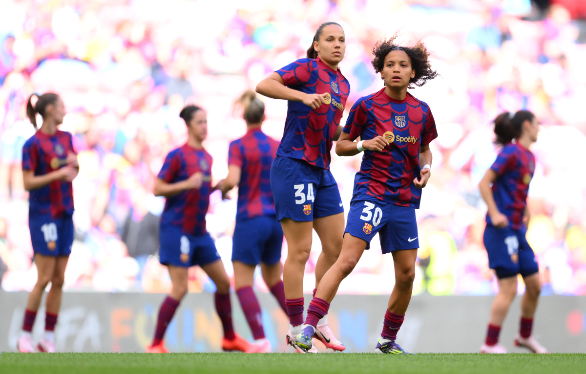 体育界中，女子球队角逐最高荣誉