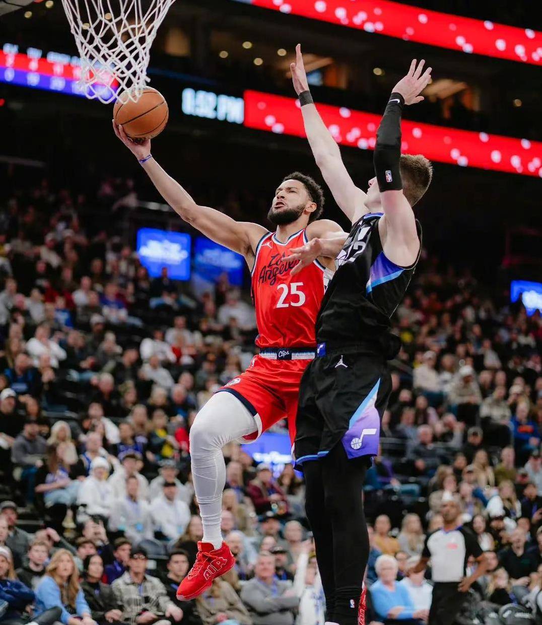 包含快船负于爵士，东部头名位置再遭动摇的词条