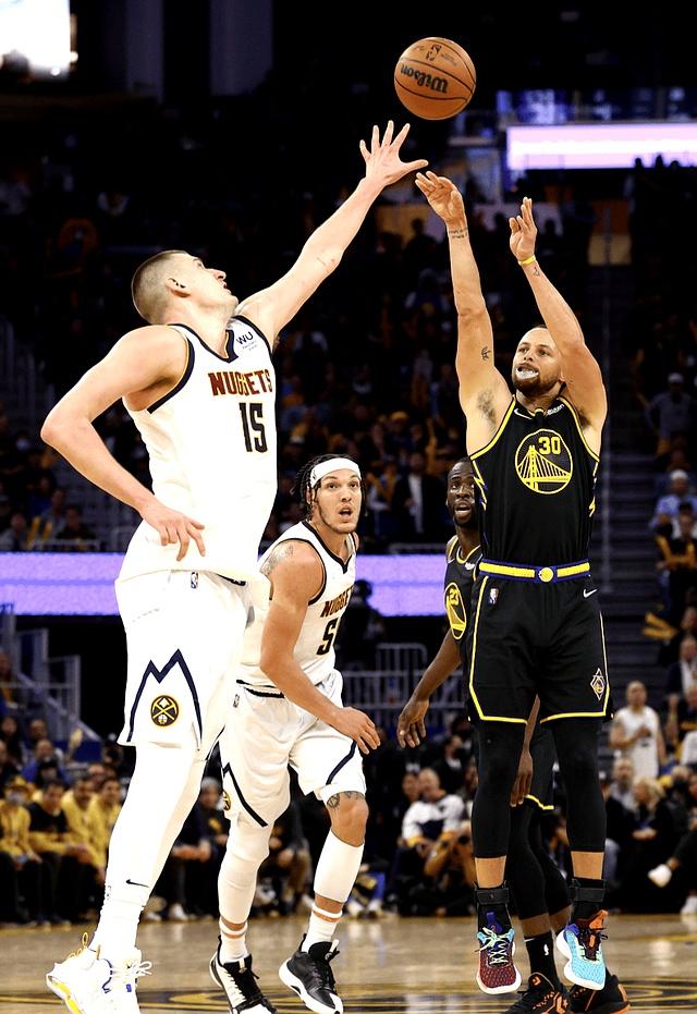 勇士前四连胜，库里状态火爆领先西部榜首的简单介绍