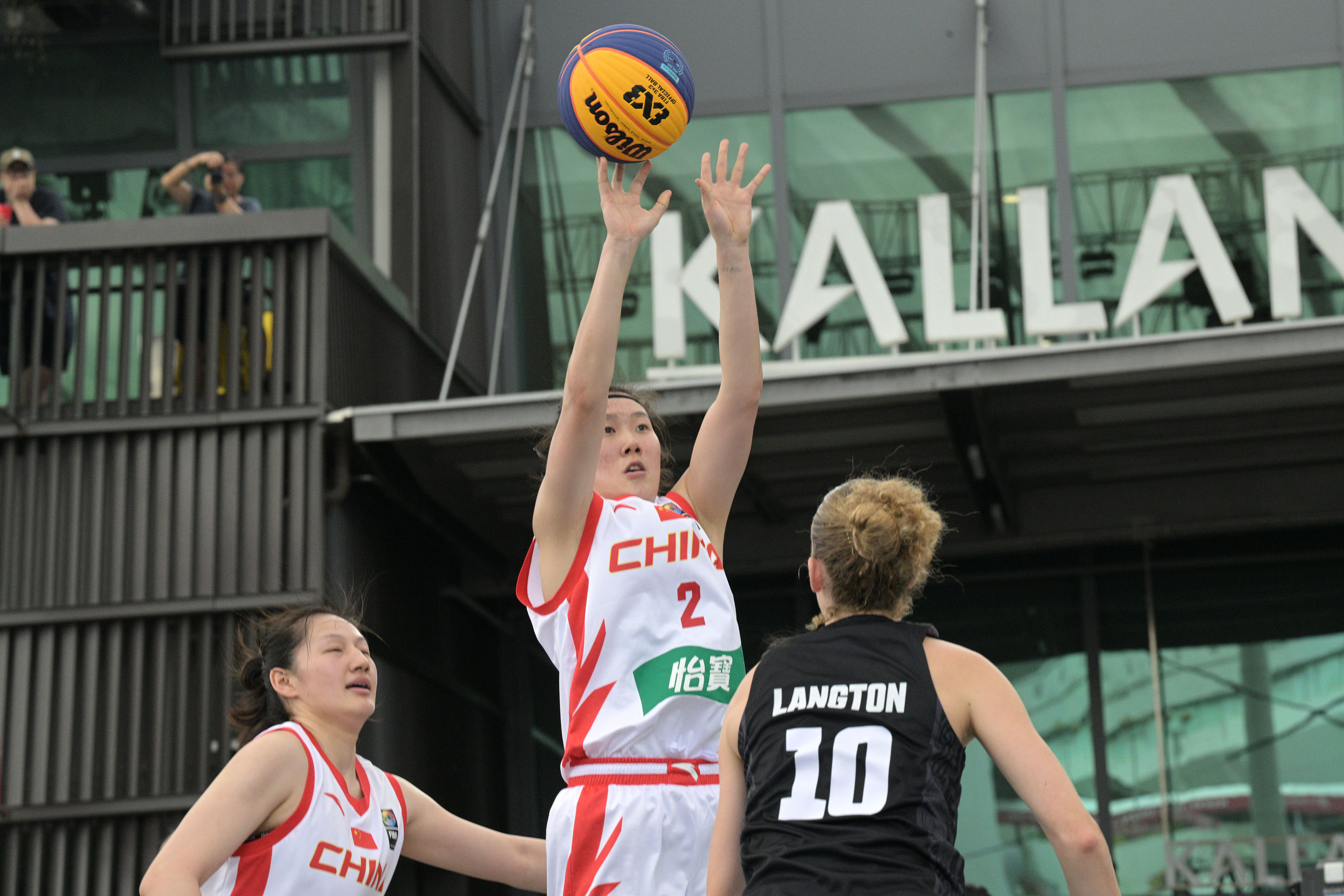 包含大洋洲篮球女子比赛举办，选拔女篮潜力新星的词条