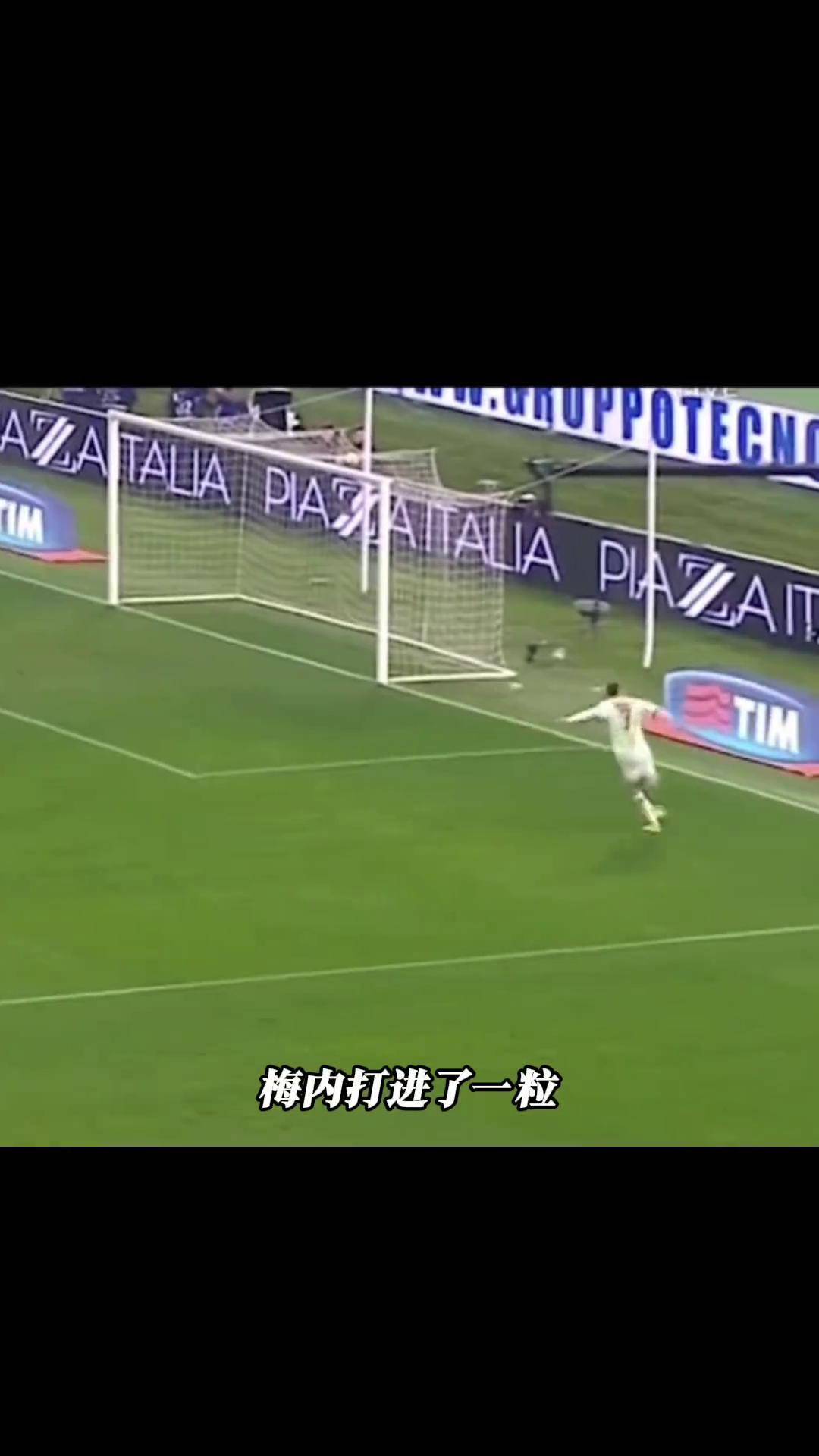 足球赛场上的瞬间决胜负，一触即发