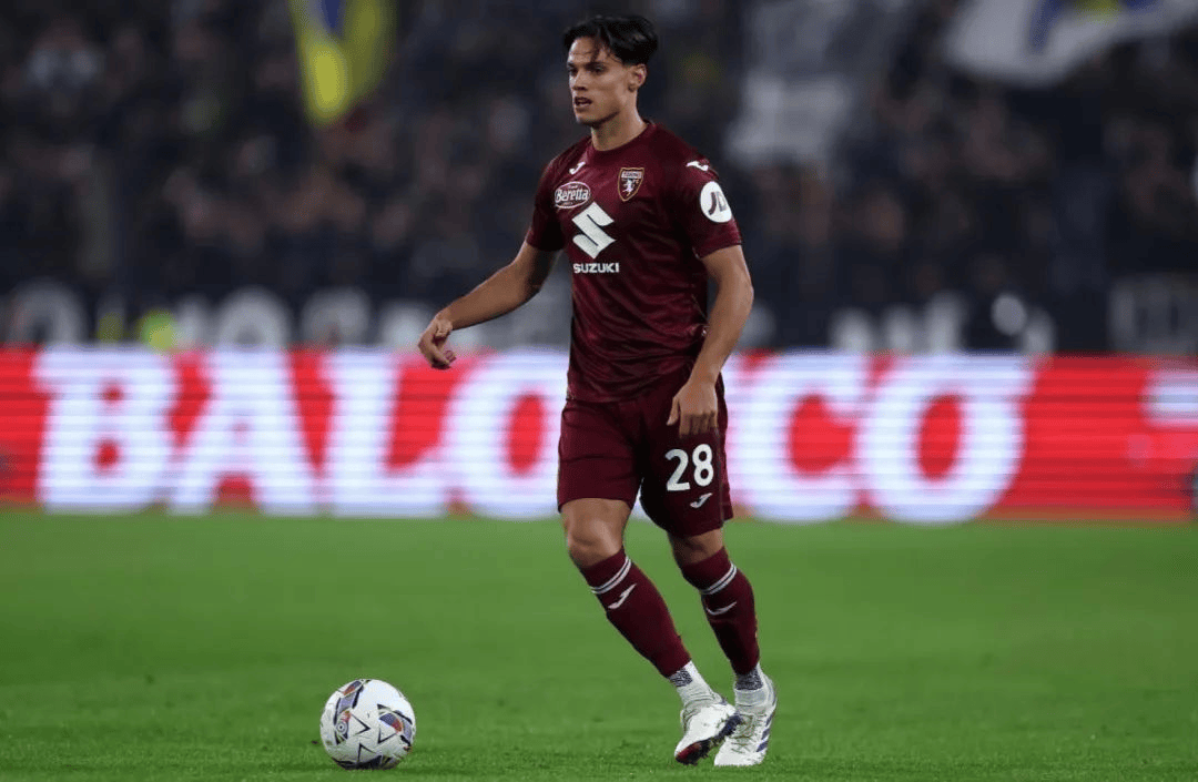 都灵后卫连中射手，助攻取胜