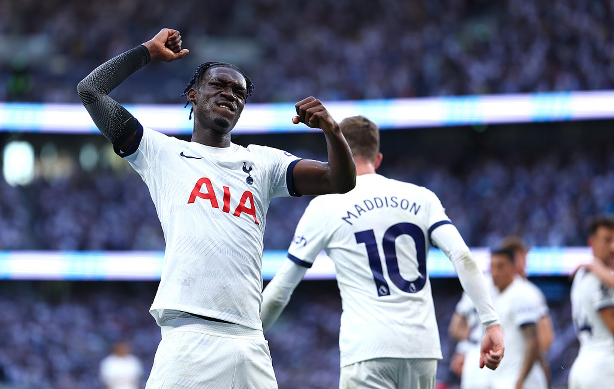 热刺中场异常表现，疑似受伤隐瞒