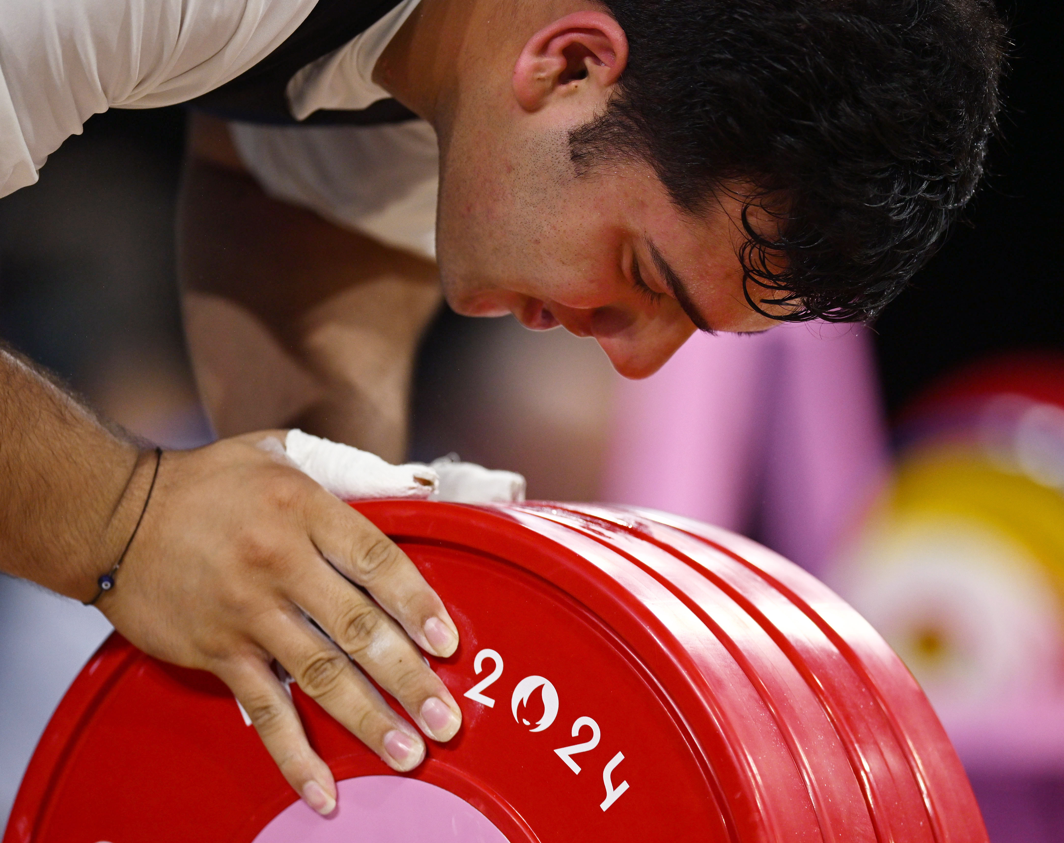 埃及举重选手表现出色，硬气夺冠