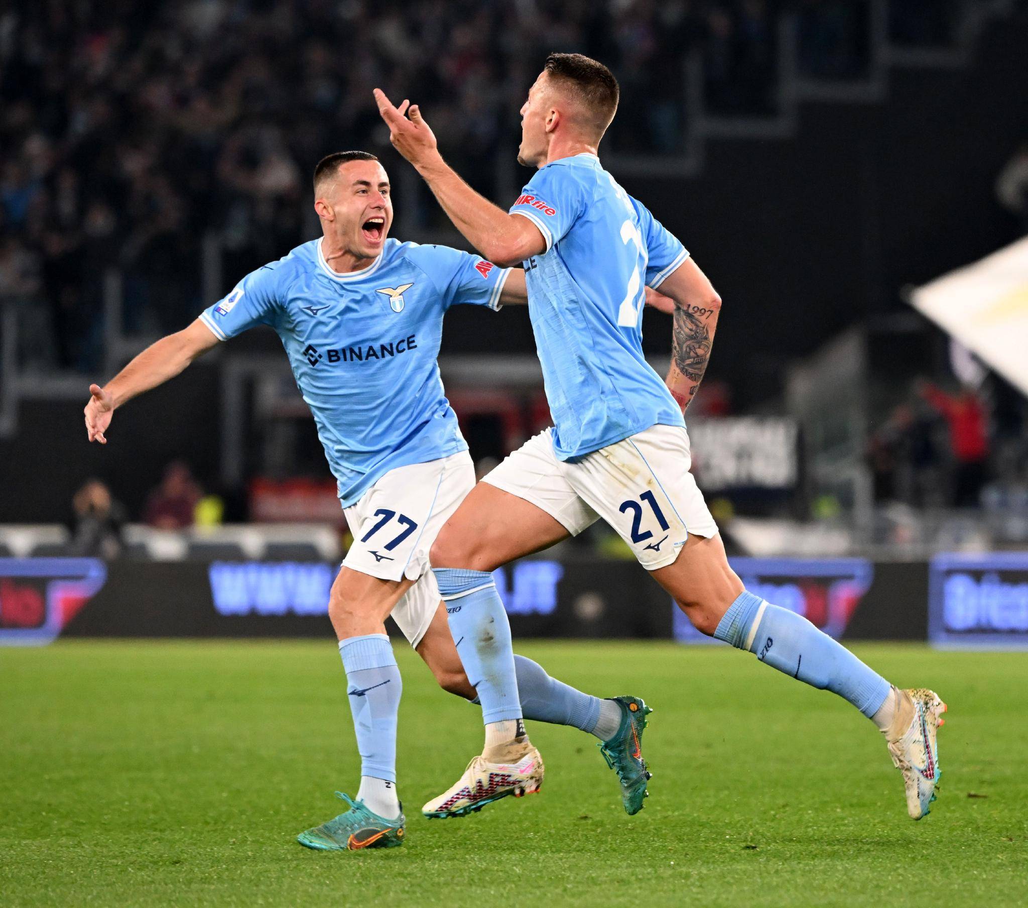 国际足球赛场上一场胜负难料的比赛展现