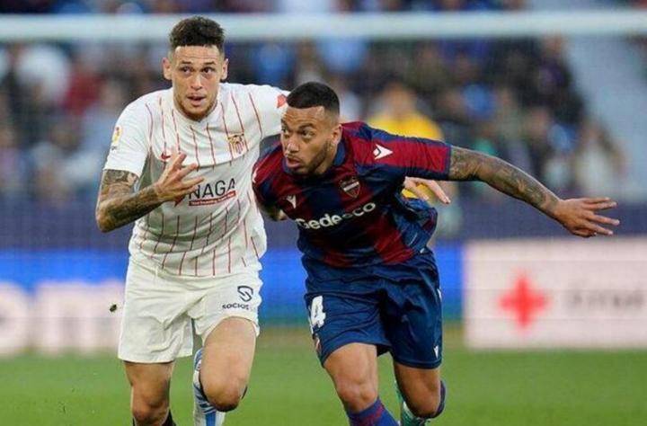 意甲赛场上球星光芒四射，技术风采令人赞叹