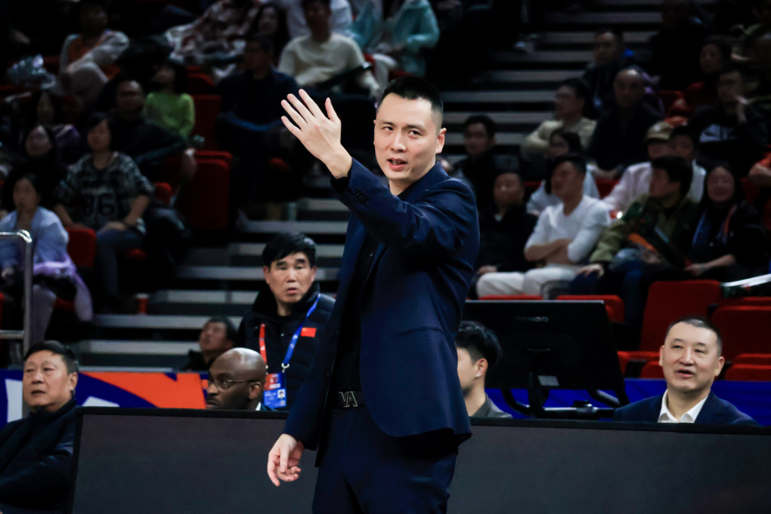 上海足球俱乐部备受困扰，球员状态低迷