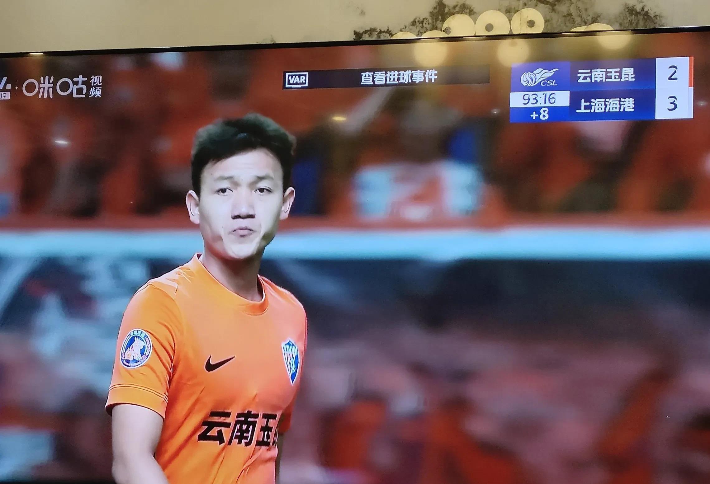开云体育下载-上港巨星闪耀赛场，不畏对手压力