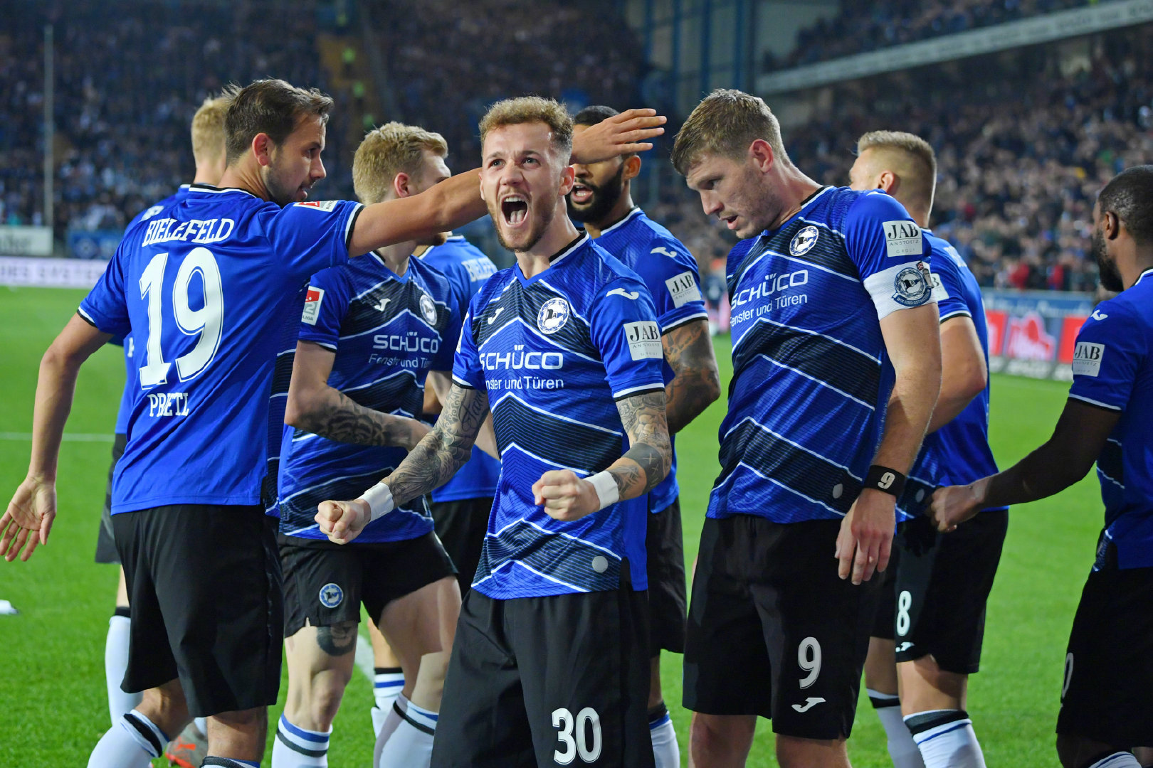 包含汉堡球队凭借丰富经验力压对手，取得胜利的词条