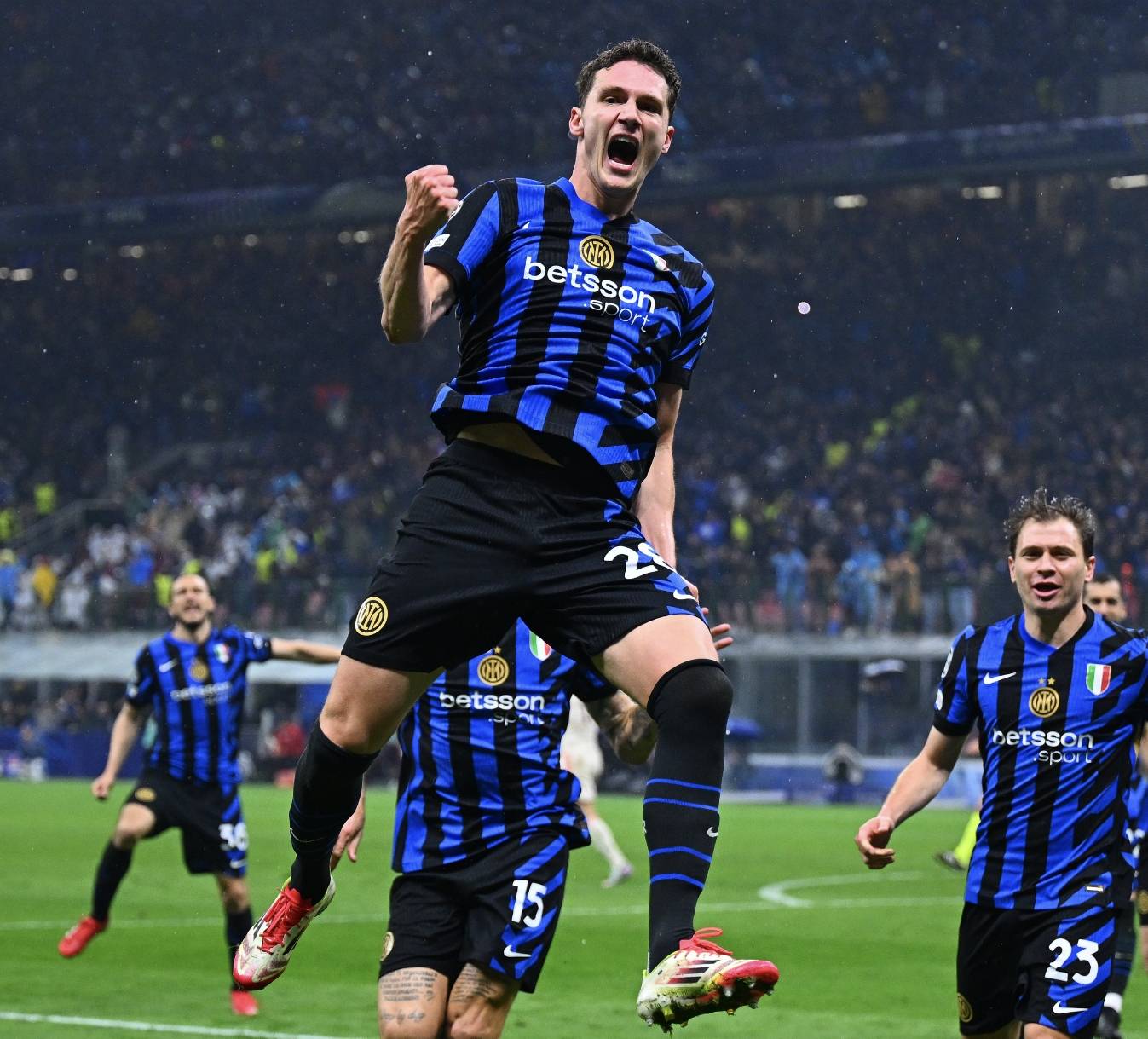 国际米兰疯狂进攻，欲夺冠军桂冠