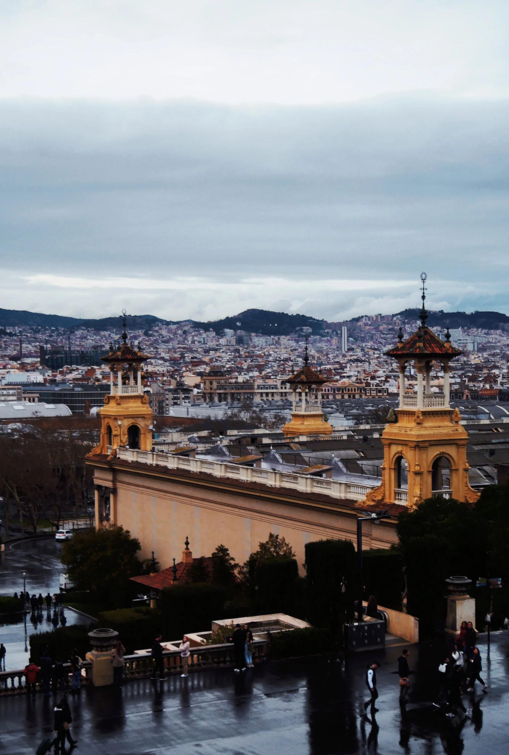 关于巴塞罗那后防体系受困，队员士气疲软的信息